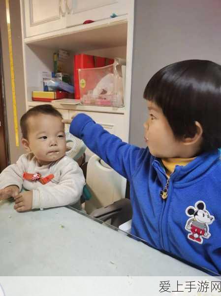 一小孩半夜喂女孩吃困吧:夜深人静时,小孩温柔喂女孩吃困饭